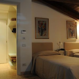 Zimmer mit zwei Einzelbetten